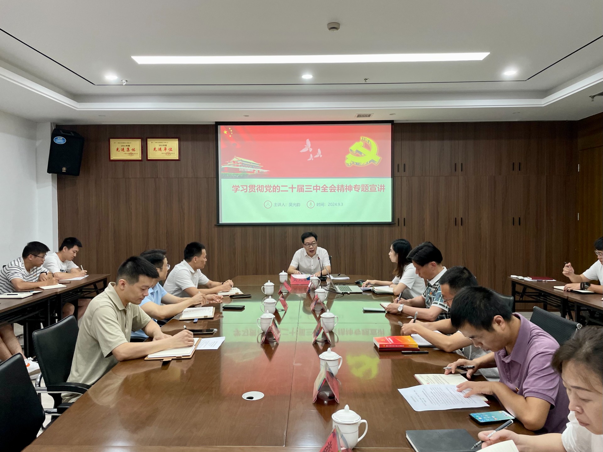 市交投集團(tuán)領(lǐng)導(dǎo)深入市交投物流集團(tuán)市交投勘察設(shè)計(jì)公司開(kāi)展聯(lián)系點(diǎn)工作，葉嵐清拍攝1.jpg